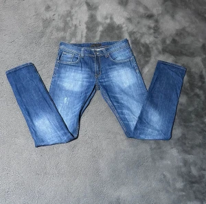 Nudie Jeans Grim Tim - Tja! Säljer dessa sjukt feta Nudie jeans i modellen Grim Tim👖Jeansen har snygga diskreta slitningar och en naturlig fade! | Storlek W32 L32☑️| Vid frågor är det bara att skriva!