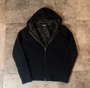 Stickad Replay Jacka - säljer min stört feta stickade jacka från replay i storlek L (sitter mer som M), jackan är i riktigt bra skick och perfekt nu till vintertider när det blir kallare👏🫡