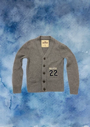 Vintage Hollister Stickad Cardigan - Säljer denna sällsynta och as feta stickade cardiganen från Hollister | Mycket bra skick, något nopprig är den | Längd 60cm , bredd armhåla - armhåla ≈47cm | Storlek M men passar S | Modell 175cm , 68kg