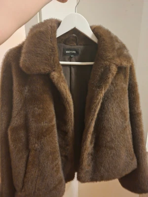 Brun pälsjacka från Meotine - Brun pälsjacka från Meotine i storlek xs men passar perfekt även s. Jackan köptes för 4 500kr i och har endast använts 4 gånger. Jackan är väldigt varm, fluffig och i perfekt skick🌸✨️ bild 3 är hur jackan ser ut på hemsidan❤️