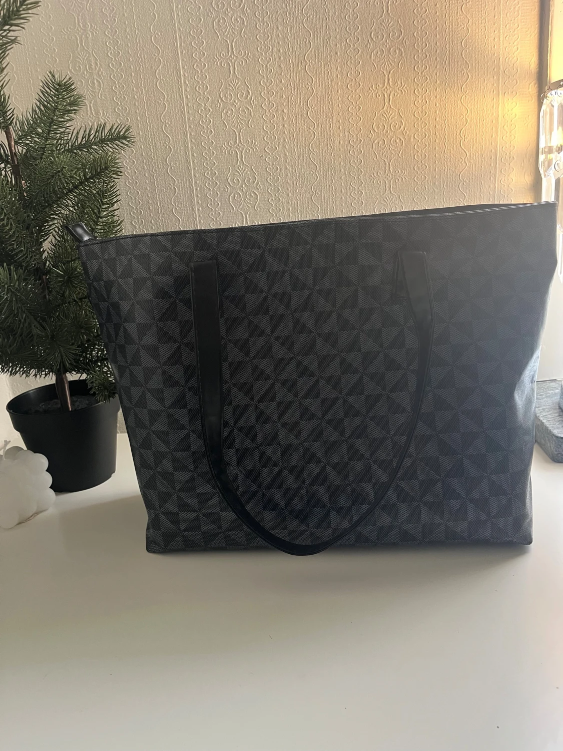 Svart shoppingväska med geometriskt mönster - 2