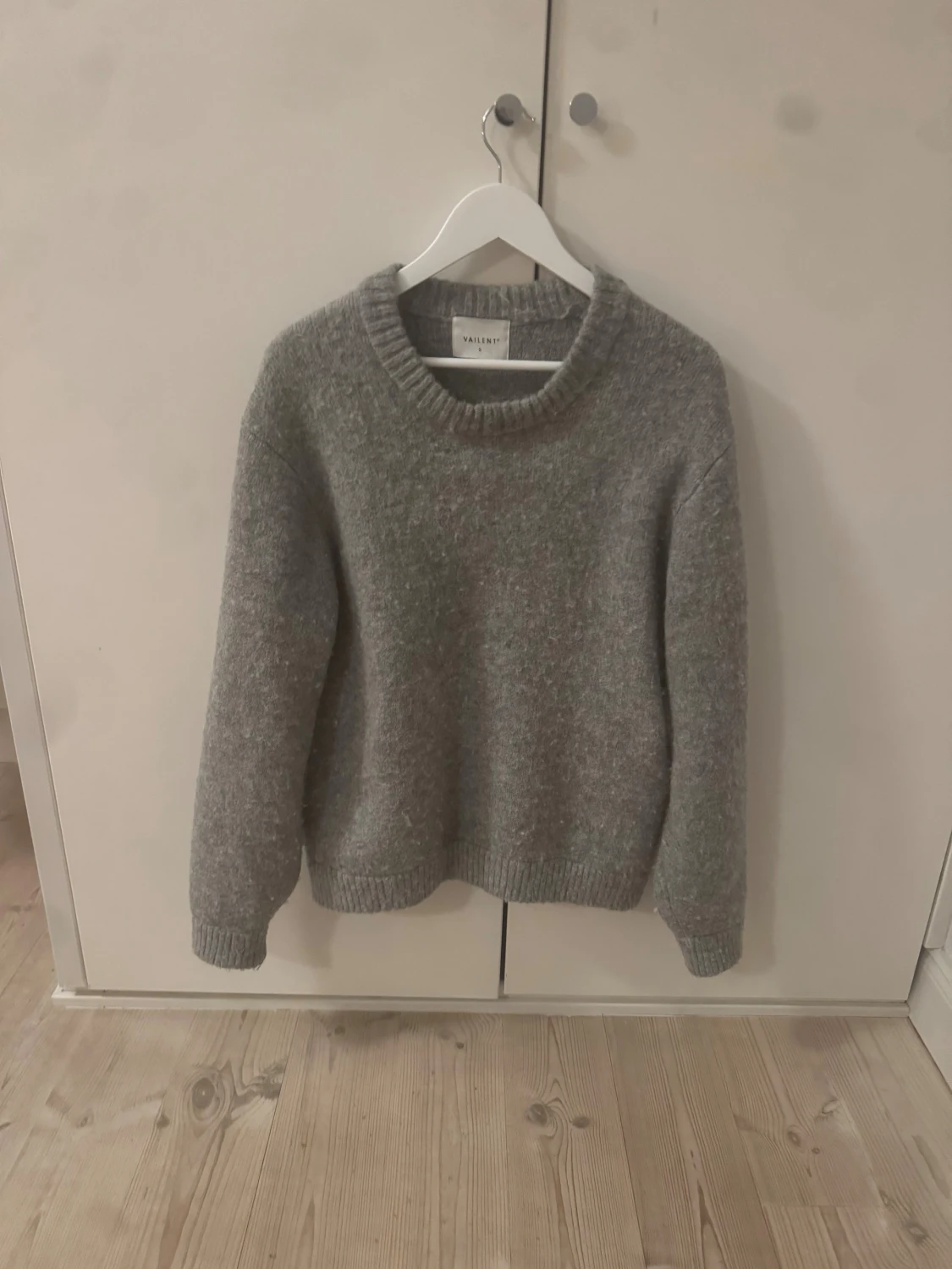 Grå stickad tröja från Vailent