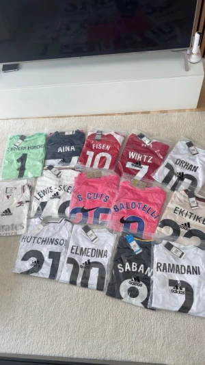 Fotbollströjor  - Hej! Jag driver ett företag som jag har gjort i ca 3,5 år, där vi säljer fotbollströjor till bästa kvalité det finns tröjor till Alla åldrar barn Män och även kvinnor. Vi har en Instagram:Fballmarket där ni kan ta en titt på vad för tröjor vi säljer kvalité och så vidare. Välkomna// Fballmarket 