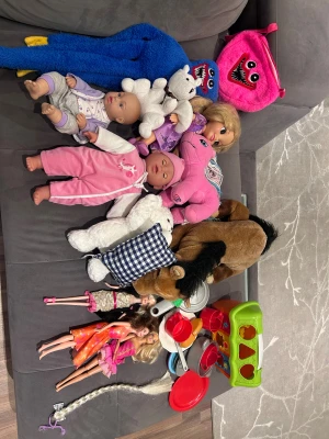 Rosa axelväska Huggy Wuggy - Flera olika leksaker för barn. Allt från dockor till Barbie till matlagningsredksap. Kan komma ner i pris vid snabba förhandlingar, meddela mig vid eventuella frågor!!