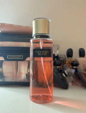Victorias Secret body mist - Victorias Secret sheer love body mist. Har även en annons med matchande body lotion💕