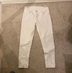 Vita jeans  - Tjena! Säljer nu dessa tvär snygga jeans från Zara. Storlek 44 och i fint skick! Priset är ej hugget i sten så hör av dig vid minsta fundering:)
