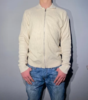 Jack & Jones zip cardigan - Oanvänd Jack & Jones cardigan med prislappen kvar.  Storleken är lite stor, det står xs men passar medium. Modellen är 175 60kg