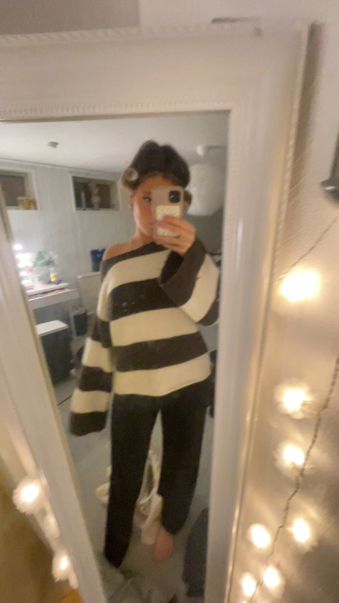 En vit och brun randig stickad  - 1