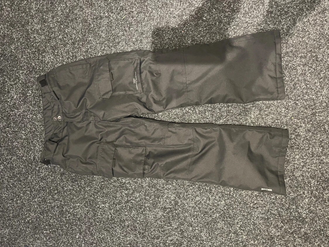 Svarta täckbyxor från 2117, stl 152