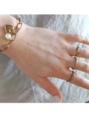 Guldigt armband med hjärta + 3 ringar  - Säljer som ett set ❤️ Pendlar från Alingsås till Skövde vardagligen. Med jämna mellanrum är jag även i Uppsala. Säg gärna till om ni vill mötas och slippa betala frakten och den extra kostnaden som plick sätter på priset. Ni betalar med swish isåfall :) 