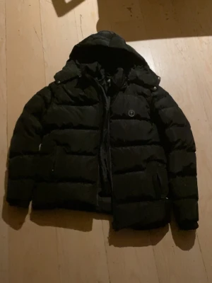 Jacka - Trapstar jacka i fint och gott skick,använd 1 månad storlek s.pris går att diskuteras!!