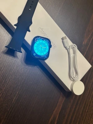 Apple Watch series 11 - Säljer Apple Watch Series 11 – helt ny och oanvänd. Klockan var en julklapp och levereras med originalkartong, laddare och armband. Perfekt skick.