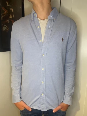 Ljusblå skjorta från Ralph Lauren - Säljer en fin ljusblå skjorta ifrån Ralph Lauren Knit Oxford . Storlek S. Mycketbra skick. Ingen defekter, inga problem. Hör av er vid eventuella frågor! 😊