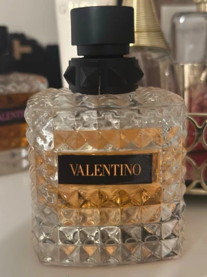 Valentino parfym 100ml - Fick den i present men var inte riktig min typ på doft. Cirka 80% kvar i parfymen. Flaskan tappades vilket resulterade i att den svarta detaljen gick sönder. Annars är själva glasflaskan inte sönder. 