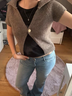 Kortärmad brun stickad kofta - Sjukt snygg kofta från Zara, även denna är lite för tajt för mig därför säljer jag, den är i nyskick och storlek M men passar mer åt S hållet.