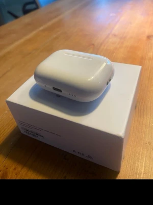 AirPods PRO 3 - utan laddare - perfekt skick - Säljer mina AirPods PRO 3. Fick dom som present men känner att de inte är riktigt min typ av hörlurar. Kom privat för att få extra bilder på produkten✅.        Slå en signal om du är intresserad 😄