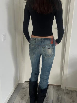 Low waist jeans! - Säljer ett par miss sixty jeans som knappt är använda. Storleken är W27. Midjemått: 36cm, Innerbenslängd: 79cm. De är skinny jeans, jätte fina med stövlar!