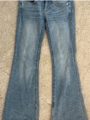 Blå bootcut jeans med utsvängda ben - Säljer ett par klassiska blå bootcut jeans med utsvängda ben. Jeansen har en slit på sidan som ger en jätte fin detalj❤️