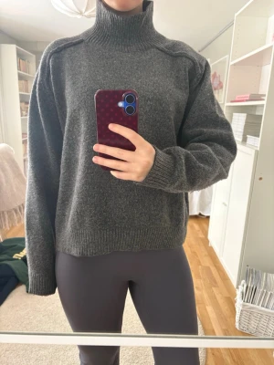 Polotröja från H&M - Jätte fin polo från hm. I storlek L men är små i storlekarna så passar mig som brukar ha S-M.