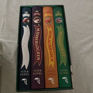 Hartmans magiska värld boxset - Samlingsbox med fyra böcker av Peter Bunzl: Kuggkralet, Månbelocken, Himlacirkusen och Skugghavet. Böckerna har färgglada ryggar i blått, lila, orange och grönt och levereras i en snygg grön box med illustrationer. Perfekt för dig som gillar äventyr och magi.