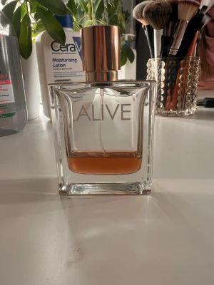 Hugo Boss Alive Eau de Parfum 50ml - Hugo Boss Alive Eau de Parfum 50ml, se bild för att se hur mycket som finns kvar i flaskan💗