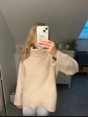 Polotröja - säljer en jättemysig beige polotröja ifrån bik bok då den tyvärr e för stor🤍💕strl xs men sitter som en s/m på mig som använder s💕buda på!! INTRESSEKOLL (lånad bild men samma tröja, ej likadan)