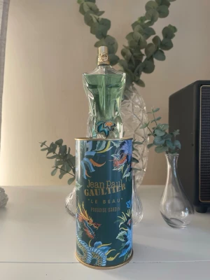 Jean Paul Gaultier Le Beau Paradise Garden - Säljer min Jean Paul Gaultier Le Beau Paradise garden då jag inte gillade den, köpte den utan att lukta tyvärr 😐. Den är från kicks och har sprayat  två gånger bara 