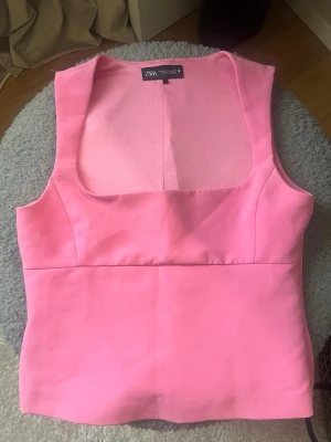Rosa linnetopp från Zara - Snygg rosa linnetopp från Zara med breda axelband och fyrkantig urringning. Toppen är ärmlös och har en croppad passform som ger en modern look. Tillverkad i ett mjukt material som känns bekvämt mot huden. Perfekt att styla med jeans eller kjol. Lägg gärna prisförslag‼️‼️‼️