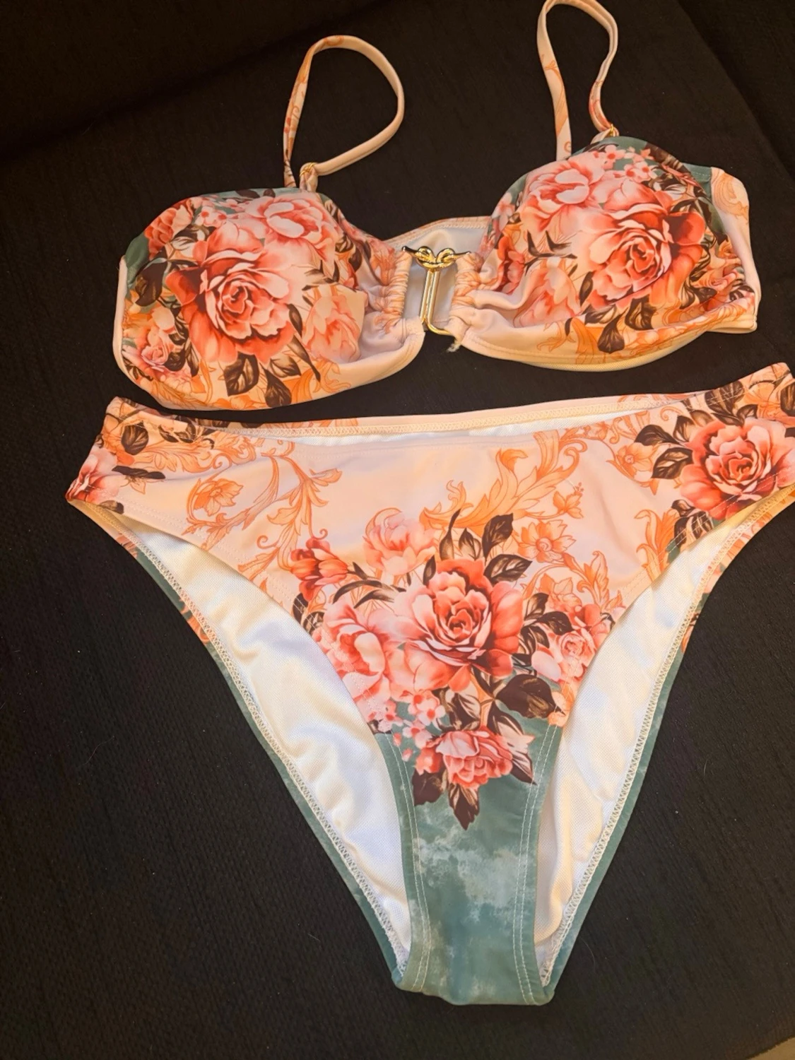 Blommig bikini med rosa rosor