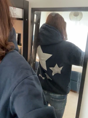 hoodie - Jätte mysig hoodie från meet me there, knappt använd, storlek xxs-xs men passar allt från xxs-s och eventuellt en M❣️