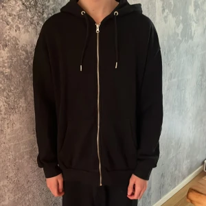 Pier one zip hoodie - Svart zip hoodie till bra pris! Tveka inte på att stålla frågor! Jag är 178 och 61kg och bär M