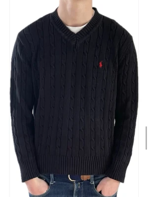 Ralph Lauren tröja - Kabelstickad ralph lauren i mycket bra skick Ej använd mycket Storlek XL på lappen men sitter som en M. Jag på bild är 180cm lång Endast 239kr för följare Fråga gärna om du har någon fundering