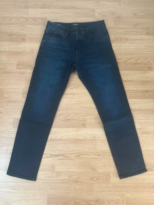Jack & Jones MIKE Jeans - Säljer denna då den inte längre används  Märke - Jack & Jones  Storlek - W32 L32  Midjemått - 42cm Innerbenslängd - 77cm  Pris går att diskuteras