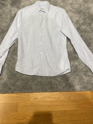 Linneskjorta från dressman - Tjenare! Säljer en lite schysstare linneskjorta från dressman🍾Perfekt nu till vår och sommar. Bara använd några enstaka gånger och säljer den nu då den blivit lite liten. Pris kan självklart diskuteras vid snabb affär. Bara höra av sig vid frågor eller fler bilder😊