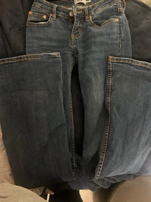 Mörkblå bootcut jeans från 157, storlek XS - Säljer ett par klassiska mörkblå jeans från 157 i storlek XS. 