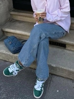 Gröna Adidas Campus sneakers - Snygga gröna Adidas Campus sneakers med vita ränder och vit sula. Klassisk låg modell med grönt mocka-tyg och vita detaljer, inklusive snörning och logga på plösen. I bra skick och endast använd några få gånger☺️ nypris 1200kr