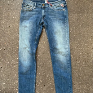  REPLAY Jeans - Säljer ett par blå slim fit jeans från REPLAY. klassiska jeans med snygga uttvättnigar framtill och baktill. Jeansen har en ljus tvätt och detaljer som orange sömmar och logga på bakfickan. Storlek: W30/L30. Jeansen har många unika detaljer. Vill du ha mer detalj bilder eller har andra frågor, tveka inte på att höra av dig! 