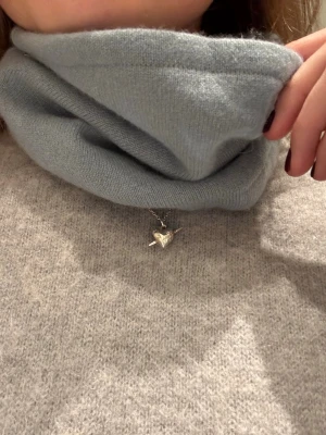 Ljusgrå tubhalsduk i mjuk trikå - Säljer en enkel och stilren ljusblå tubhalsduk i 100% kashmir. Super fin och skön