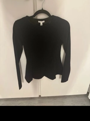 Svart långärmad topp från H&M - Snygg svart långärmad topp från H&M. Den är glittrig som man kan se på bild 3❤️aldrig använd 