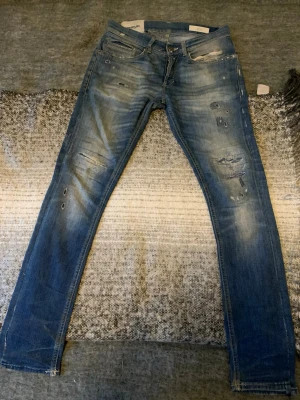 Dondup jeans  - Säljer ett or sjukt feta dondup George jeans i storlek 29 med otroligt feta slitningar ny pris 4000kr ochbjag säljer för endast 1399 men pris kan diskuteras vid snabb affär