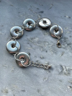 Silverfärgat armband  - Silverfärgat armband gjort av mig💕