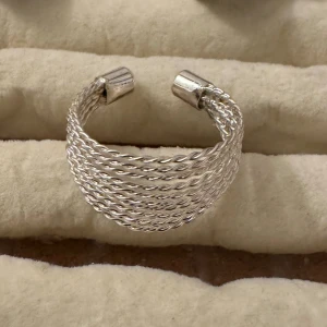 925 Sterling silver ring - 💓Just nu får alla som köper minst två ringar en slumpmässig ring på köpet!  Skriv för specifika bilder och pris då vissa är billigare än andra!  ( styck pris) 