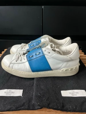 Valentino open - Tjena, säljer nu dessa riktigt snygga och populära valentino skorna i bra skick, lite smutsiga så hade behövt en tvätt, dustbags ingår, hör av er vid frågor och funderingar🙌🤝