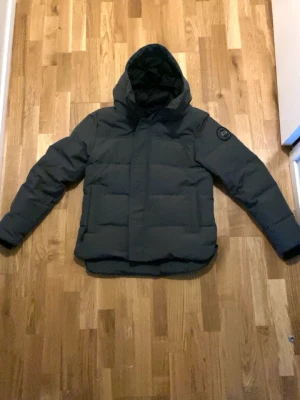 Canada goose macmillian  - Säljer min macmillian jacka eftersom den inte har varit till stor användning denna vinter, köpte den för 4500kr av honom nu vill jag sälja den för 3400kr, jackan påstås att vara äkta men kan inte garantera något. Du får gärna legit checka den!
