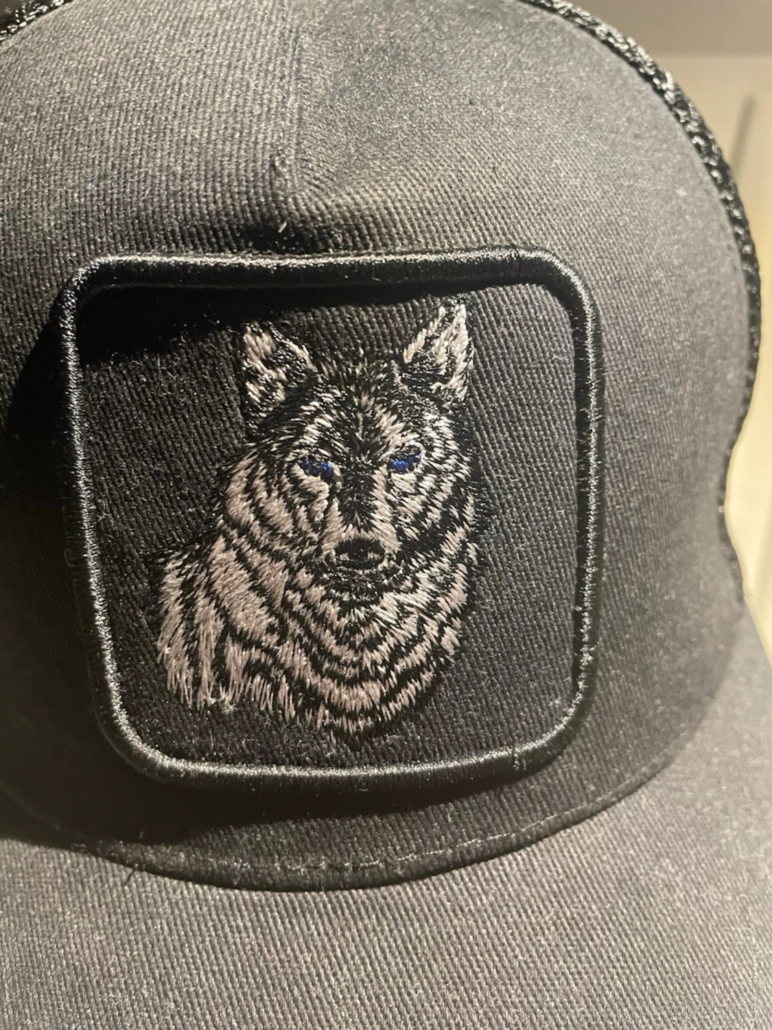 Svart truckerkeps med vargmärke - 3