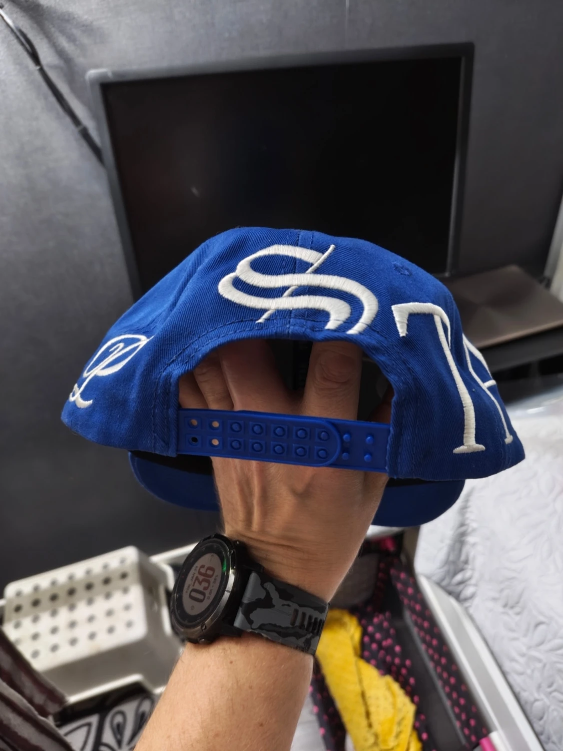 Blå snapback med broderad text - 2