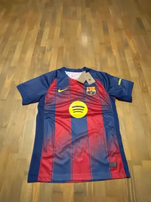 FC Barcelona tröja Nike blå/röd - Fotbolls tröja. Fotboll tröja barcelona fotboll tröja