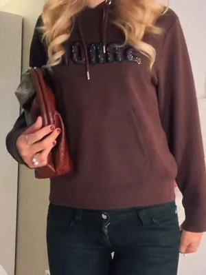 Vinröd sandro hoodie  - Super fin inga skador eller slitage. Hör av er för frågor❤️ alla är egna bilder från min tik tok