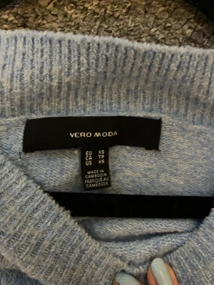 Ljusblå stickad tröja Vero Moda - Mysig ljusblå stickad tröja från Vero Moda.