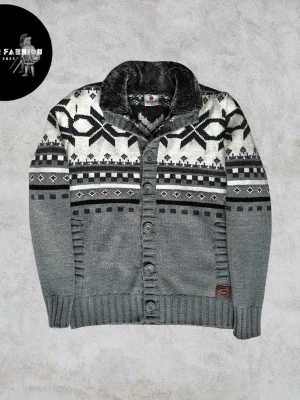 Cardigan kofta med päls runt kragen  - Snygg grå cardigan kofta med nordisk mönster upptill och mysig pälsliknande foder i kragen (inte riktig päls). Skicket är mycket bra använd men varit väl omhändertagen lite nopprig men väldig minimalt och ej särkilt märkbart. Väldig bekväm och mjuk inte sån som kliar. Storlek M, hör av dig för mått vid osäkerhet.                                                                Nypris okänt liknande säljs för 500-700kr | Mitt pris 499. Alla följare får rabatt, så följ! 